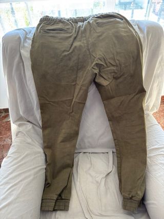 Pantalón jogger slim de Bershka, verde militar