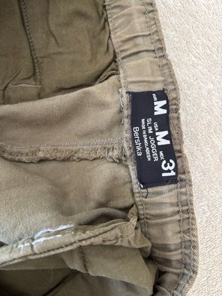 Pantalón jogger slim de Bershka, verde militar