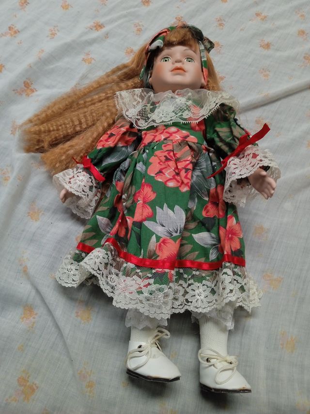 Muñeca de porcelana antigua floral