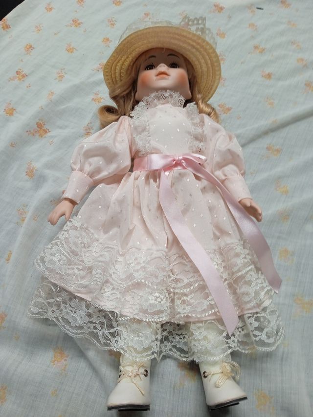 Muñeca de porcelana antigua floral