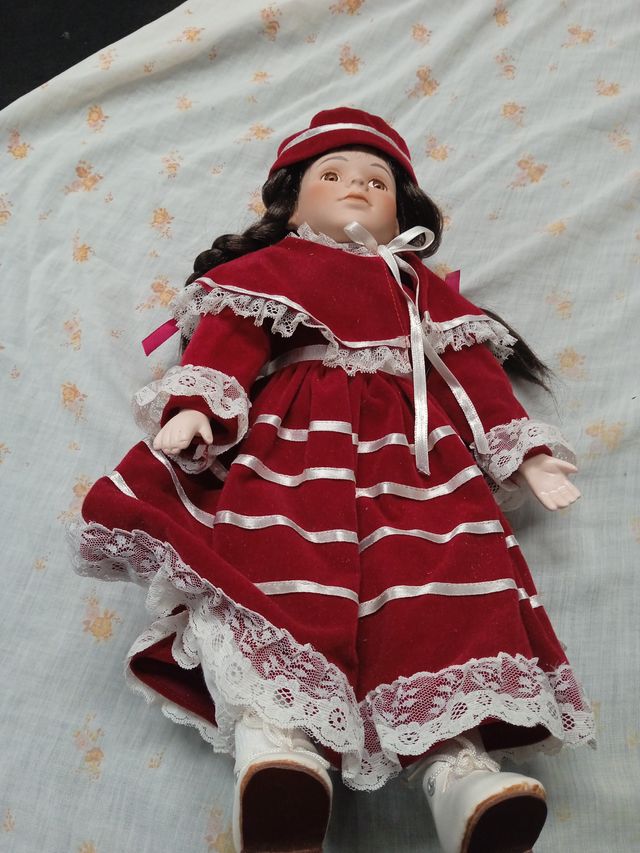 Muñeca de porcelana antigua floral