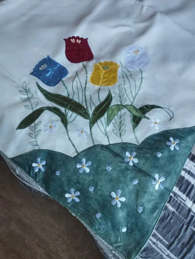 Mantel de mesa con flores bordadas