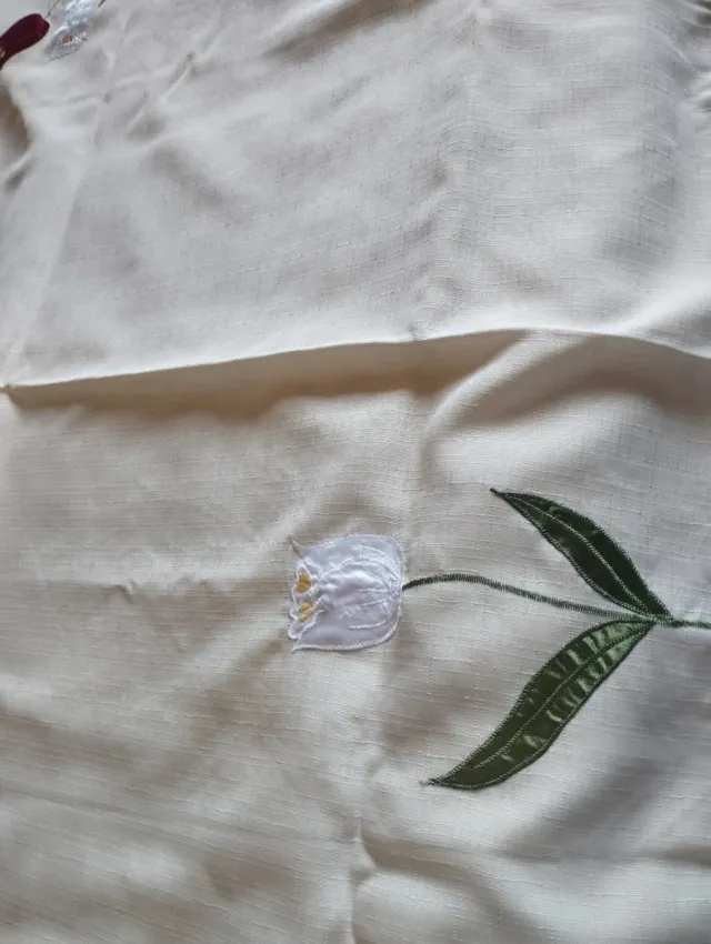 Mantel de mesa con flores bordadas