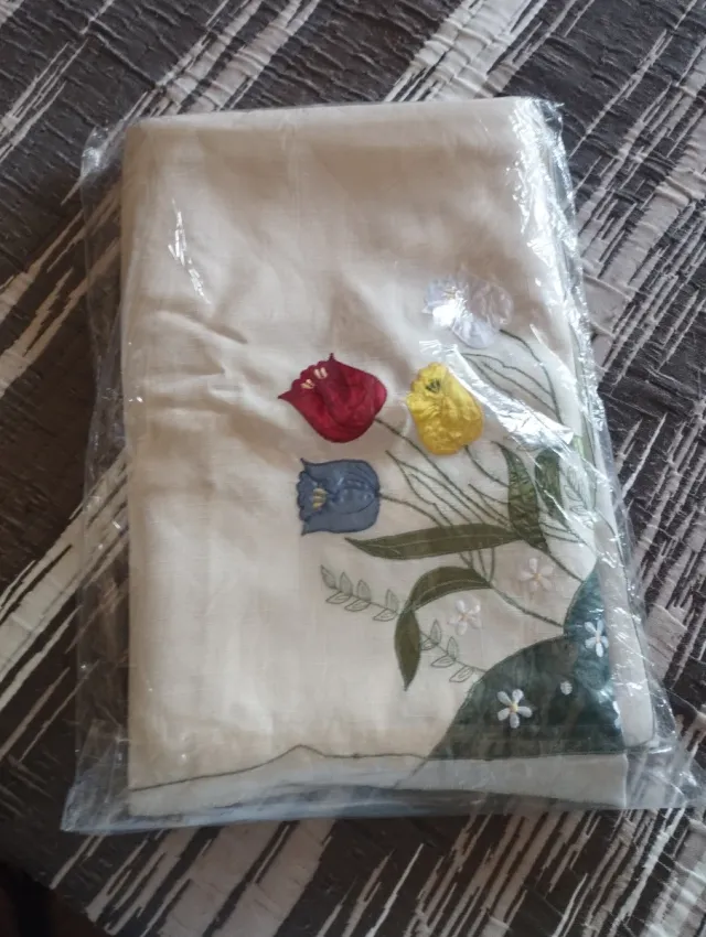 Mantel de mesa con flores bordadas