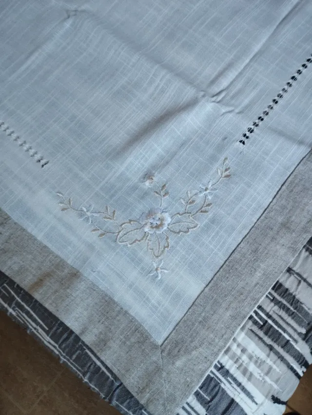 Mantel de mesa beige y blanco