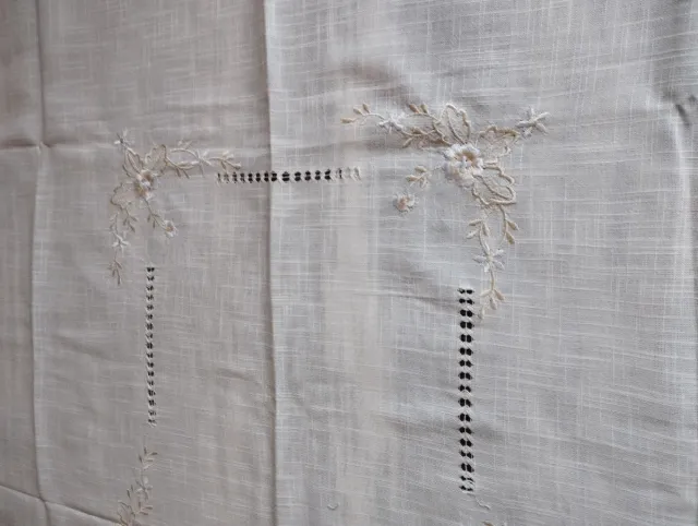 Mantel de mesa beige y blanco