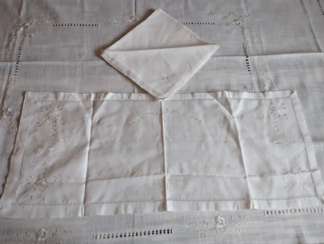 Mantel de mesa beige y blanco