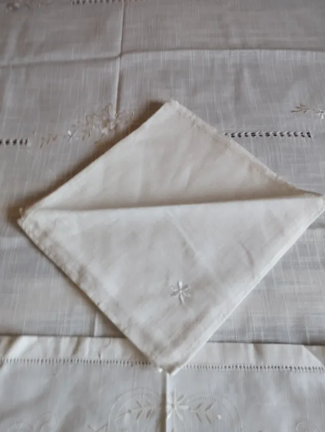 Mantel de mesa beige y blanco