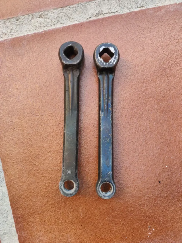 Juego bielas,Pedales y tornillos Vespino