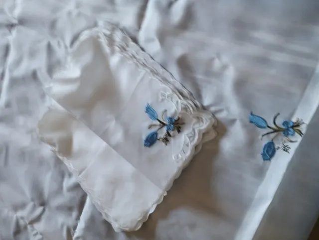 Mantel de mesa azul y blanco con flores