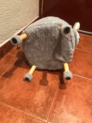 Dos taburetes infantiles, oveja y conejo