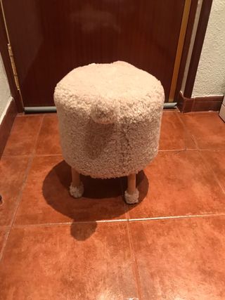 Dos taburetes infantiles, oveja y conejo