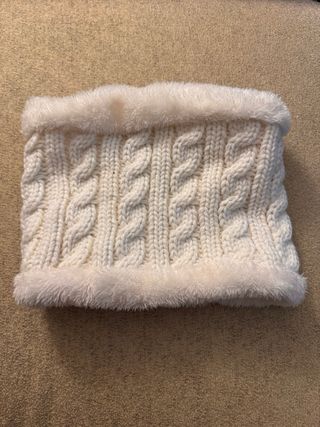 Cuello de lana beige y blanco