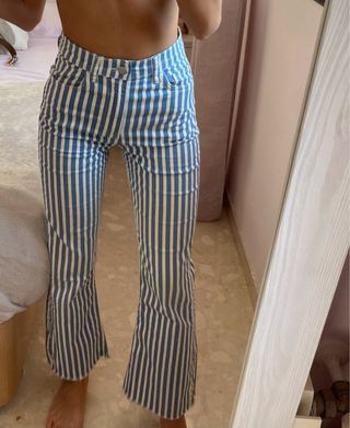 Pantalones de rayas azules y blancas