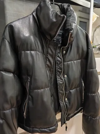 Cazadora efecto piel negra