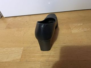 Zapatos El Corte Inglés tacón gris y verde oliva.