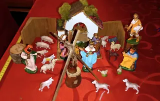 Presepe con personaggi e animali