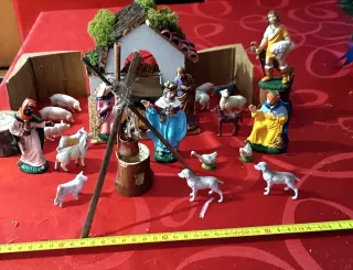 Presepe con personaggi e animali