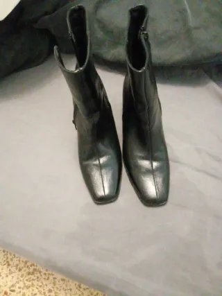 Chaqueta cuero gris y botines negros por 10euros