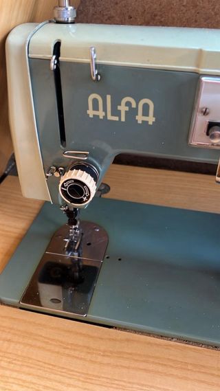 Máquina de coser Alfa automática