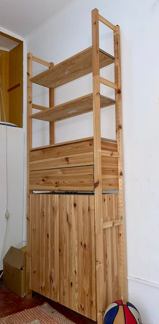Estantería Ikea de pino con cajones y puertas
