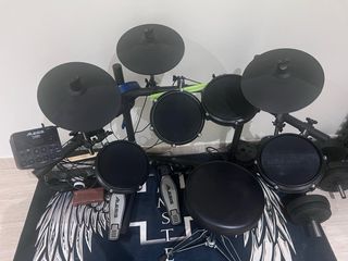 Batería Electrónica Alesis + taburete + alfoalfomb