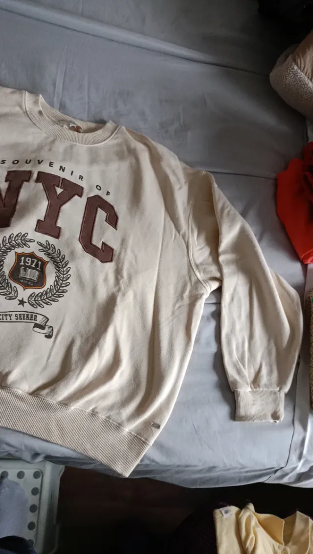 Sudadera NYC Pull and Bear Beige Talla M