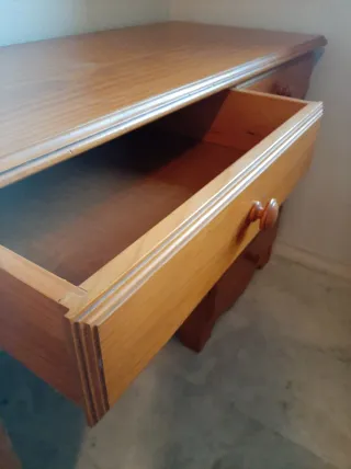 Escritorio de madera con cajones