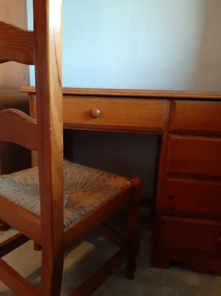 Escritorio de madera con cajones