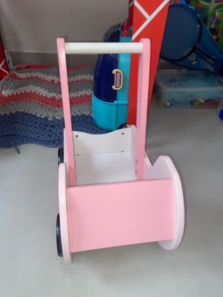 Carrito de juguete rosa de madera
