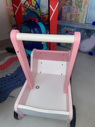 Carrito de juguete rosa de madera