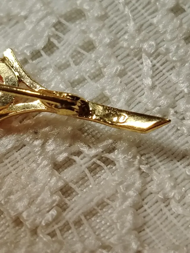 Spilla in argento 800 bagnato in oro con corallo