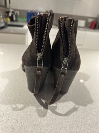 Botines de ante marrones con cremallera