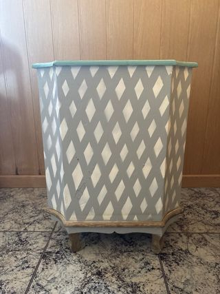 Mesita de noche vintage gris y blanca