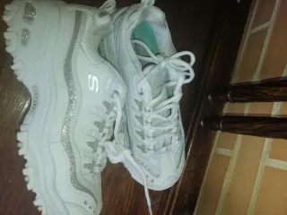 Zapatillas Skechers Blancas y Plateadas