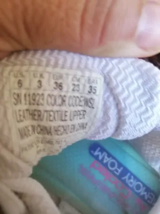 Zapatillas Skechers Blancas y Plateadas