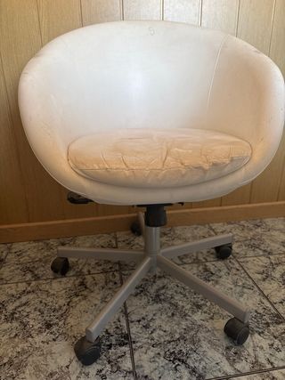 Sillón giratorio blanco y beige de ikea
