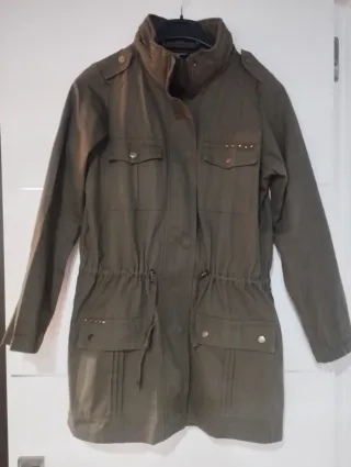 Parka verde militar con tachuelas