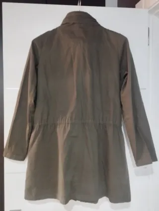 Parka verde militar con tachuelas