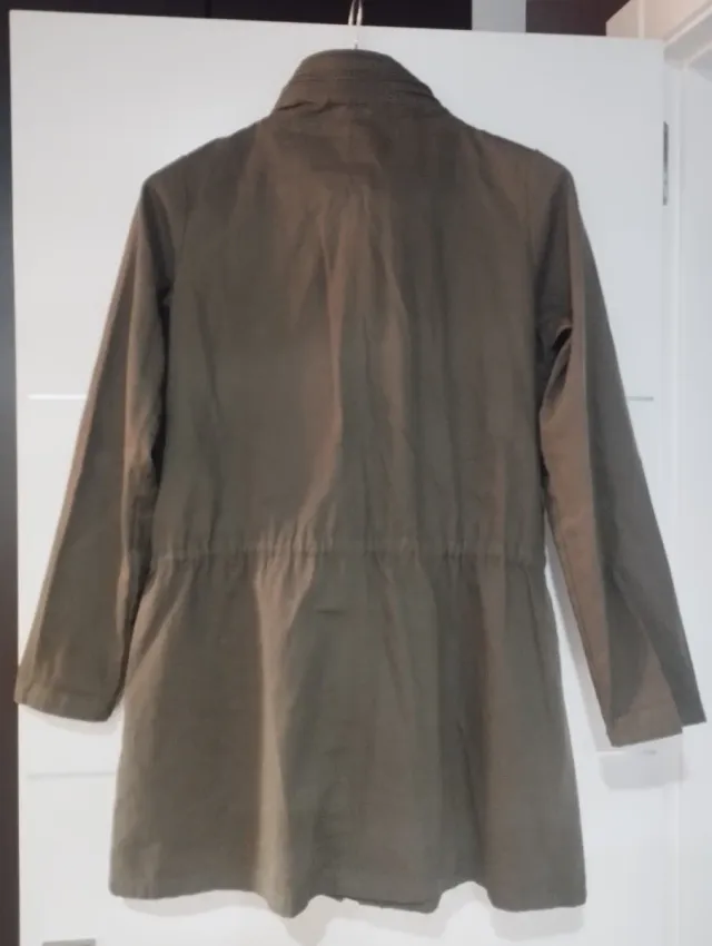 Parka verde militar con tachuelas