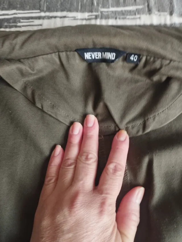 Parka verde militar con tachuelas