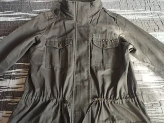 Parka verde militar con tachuelas