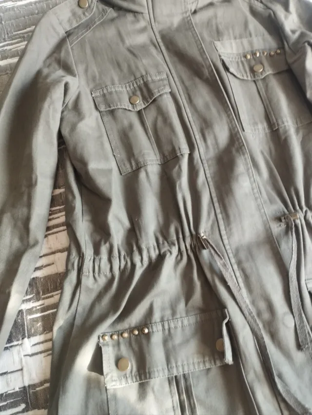 Parka verde militar con tachuelas