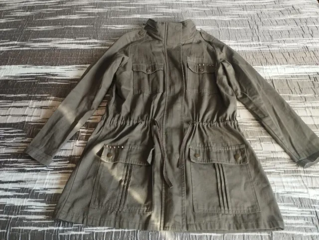 Parka verde militar con tachuelas