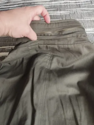 Parka verde militar con tachuelas