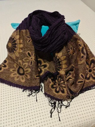 Bufanda morada y dorada con flores