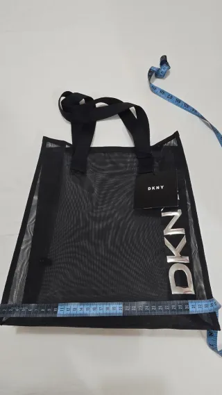 Bolsa DKNY Malla Negra con Logo Plateado