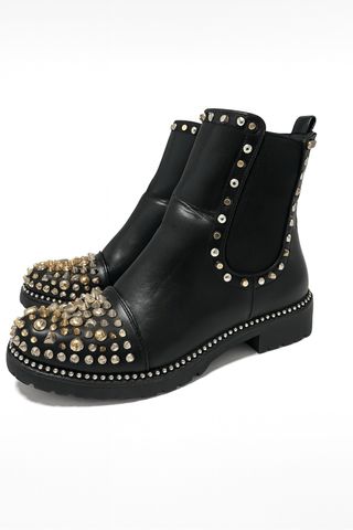 Botas Chelsea con tachuelas negras y doradas