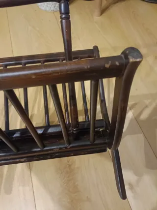 Revistero antiguo de madera plegable.