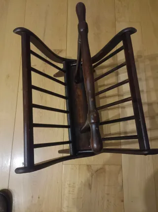 Revistero antiguo de madera plegable.